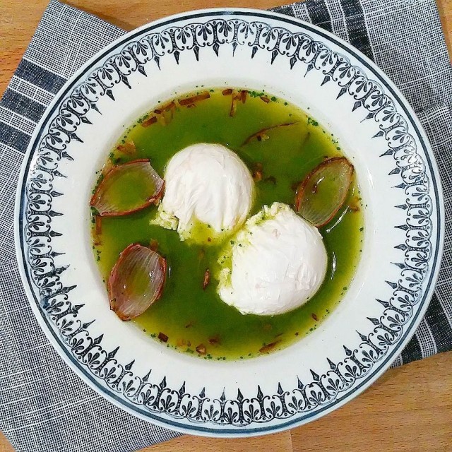 Oeufs pochés, nage de courgette au curcuma - Copyright © Gratinez