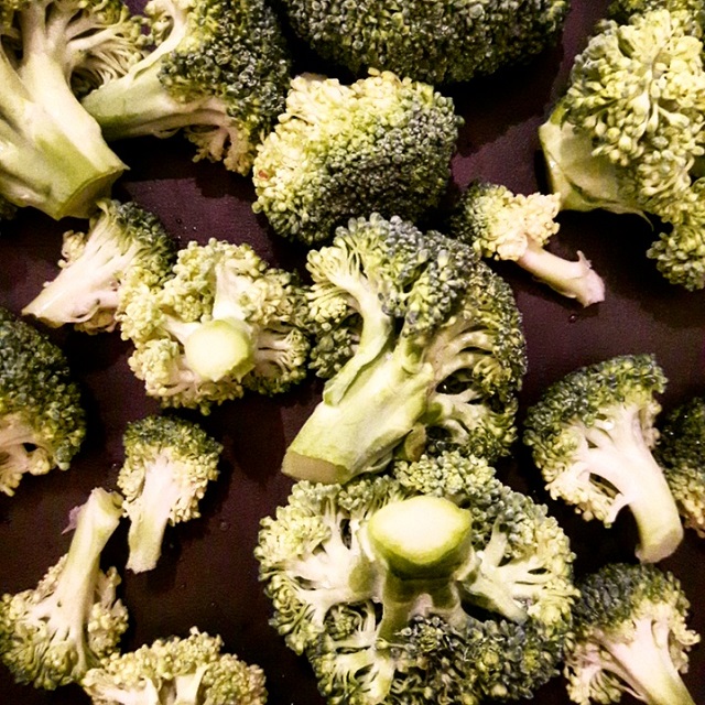 Brocoli entier grillé au four et graines de sésame