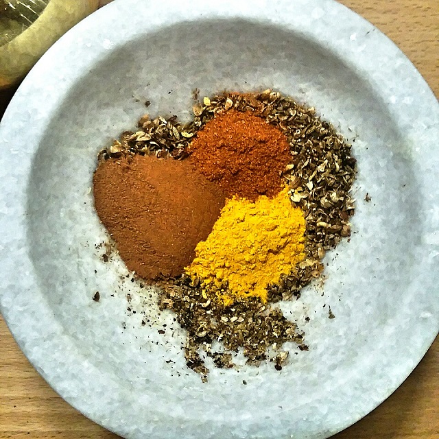 Mélange d'épices: curcuma, paprika doux, cannelle, baies de Sichuan, coriandre, cumin – Copyright © Gratinez