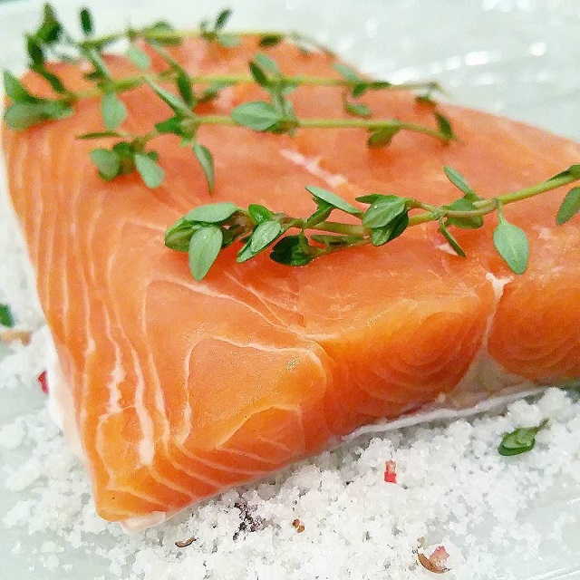 Gravlax de saumon aux baies roses et au thym citronné en préparation – Copyright © Gratinez