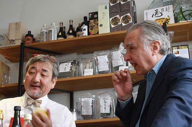 Toshiro Kuroda en compagnie d'Alain Ducasse @ Workshop Issé – Copyright © Workshop Issé