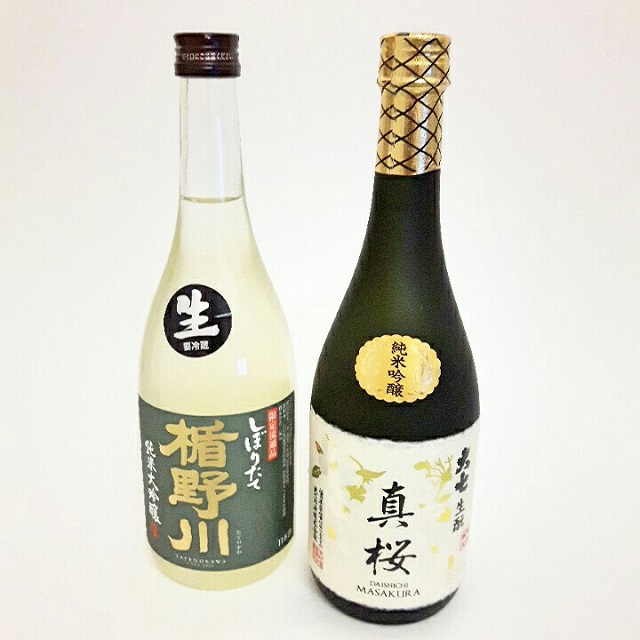 Saké Junmai Daiginjo "Shiboritate Nama" de la brasserie Tatenokawa (à gauche), Saké Junmai Ginjo méthode traditionnelle "Masakura" de la brasserie Daishichi (à droite) @ Workshop Issé – Copyright © Gratinez