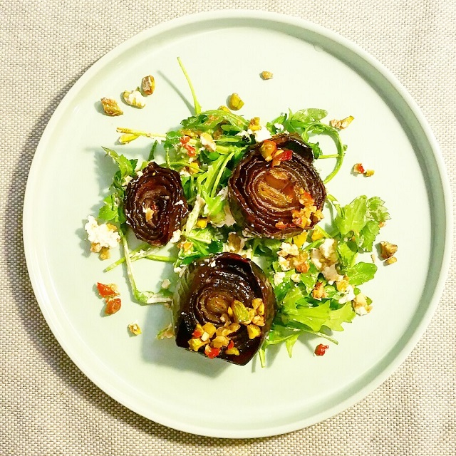Oignons rouges en salade, et sauce pimentée aux noix – Copyright © Gratinez