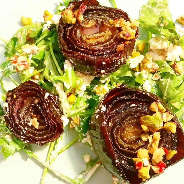 Oignons rouges en salade, et sauce pimentée aux noix – Copyright © Gratinez