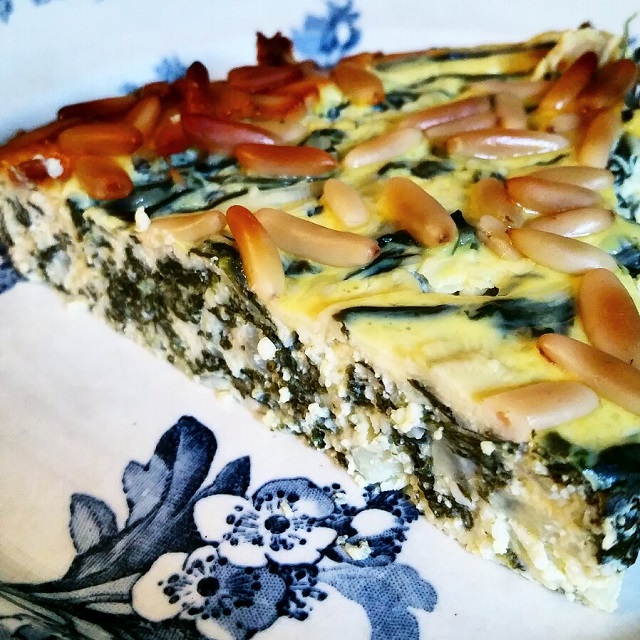 Part de quiche sans pâte aux épinards et pignons de pin – Copyright © Gratinez