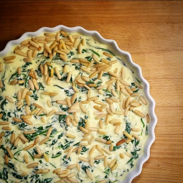 Quiche sans pâte aux épinards et pignons de pin, avant cuisson – Copyright © Gratinez