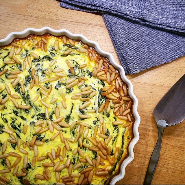 Quiche sans pâte aux épinards et pignons de pin – Copyright © Gratinez