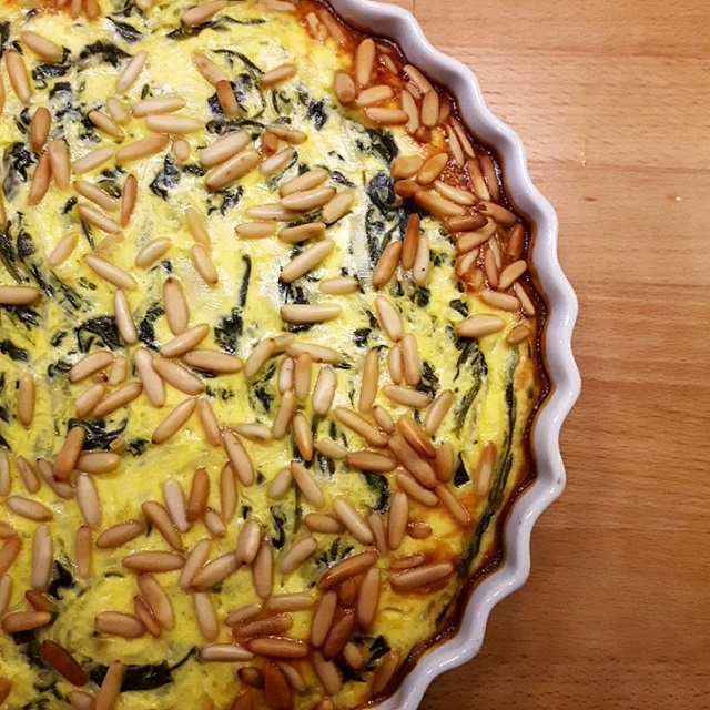 Quiche sans pâte aux épinards et pignons de pin – Copyright © Gratinez