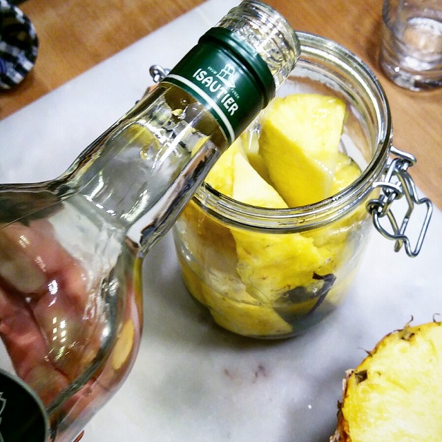 Rhum arrangé à l'ananas et aux épices - Gratinez