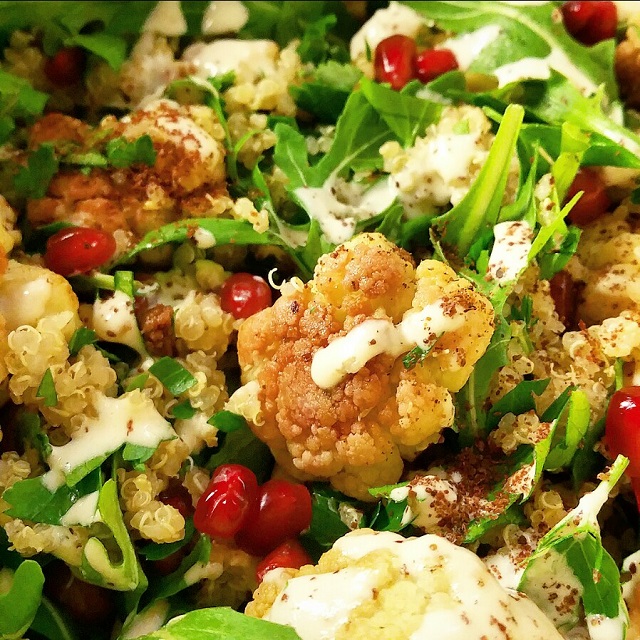 Salade de chou-fleur rôti et quinoa, sumac et tahini – Copyright © Gratinez