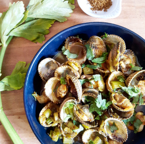 Curry de coques au céleri et à la coriandre – Copyright © Gratinez