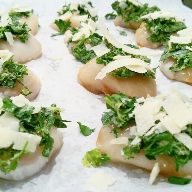 Noix de Saint-Jacques rôties aux fines herbes et parmesan – Copyright © Gratinez