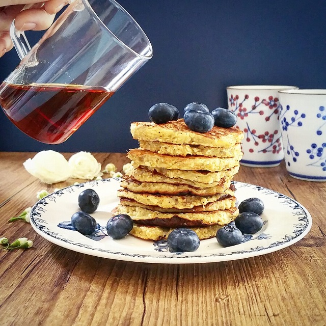 Pancakes légers, baies rouges et sirop d'érable Escuminac – Copyright © Gratinez