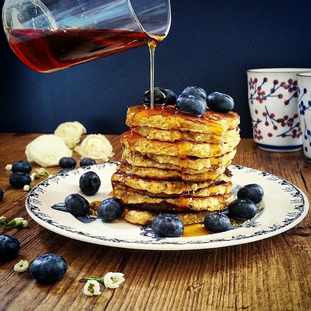 Pancakes légers, baies rouges et sirop d'érable Escuminac – Copyright © Gratinez