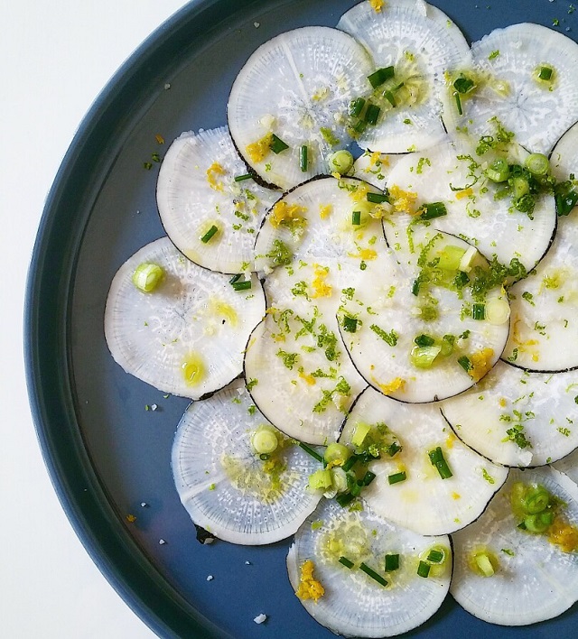 Radis noir en carpaccio, zestes d'agrumes - Gratinez