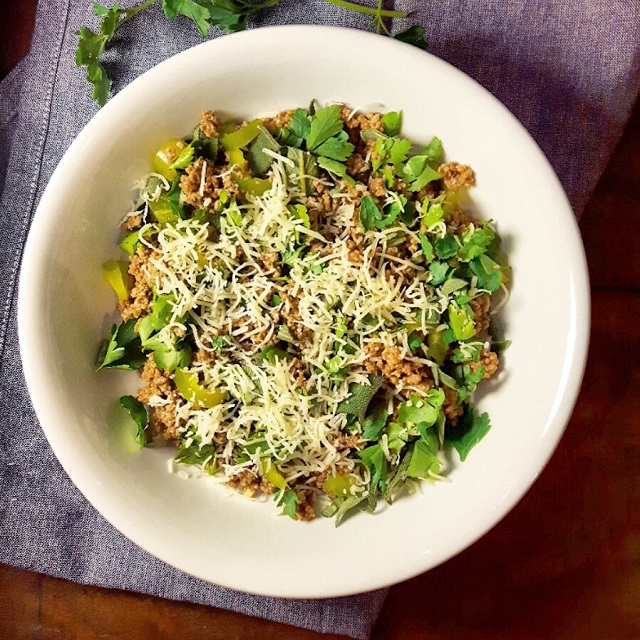 Salade de boeuf haché aux herbes fraiches et fromage râpé – Copyright © Gratinez