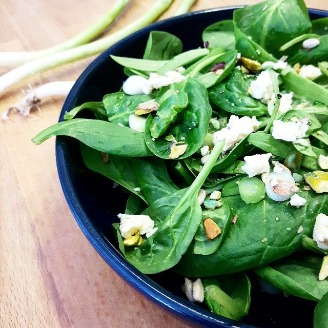 Salade de pousses d'épinards, graines, bleu des Causses – Copyright © Gratinez