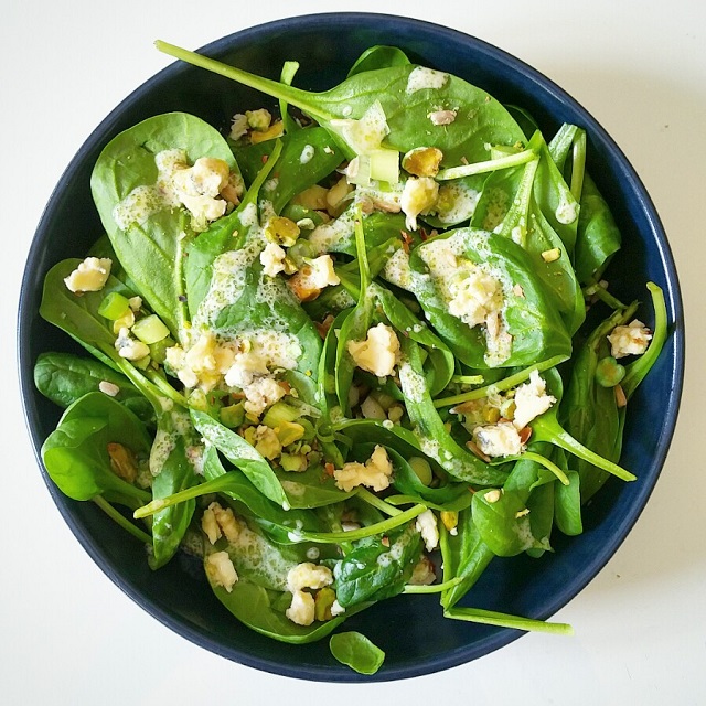 Salade de pousses d'épinards, graines, bleu des Causses - Gratinez
