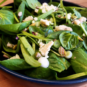 Salade de pousses d'épinards, graines, bleu des Causses – Copyright © Gratinez