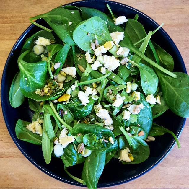 Salade de pousses d'épinards, graines, bleu des Causses – Copyright © Gratinez