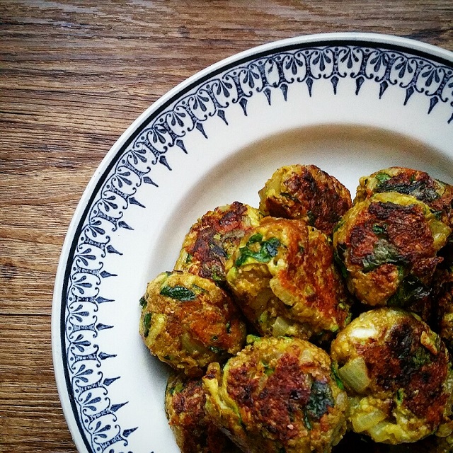 Boulettes végétariennes, courgettes, oignons et curry – Copyright © Gratinez