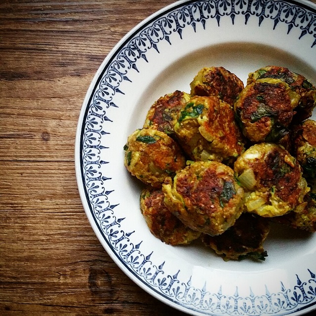 Boulettes végétariennes, courgettes, oignons et curry – Copyright © Gratinez