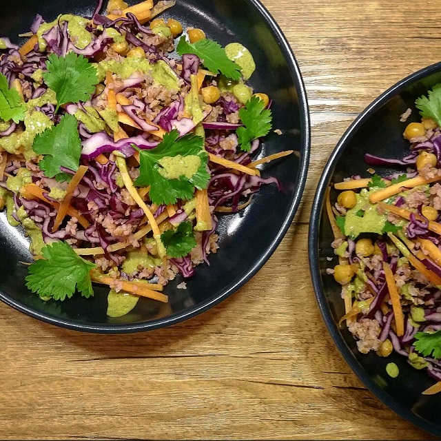 Chou rouge et pois chiches en salade, sauce aux graines de potiron – Copyright © Gratinez