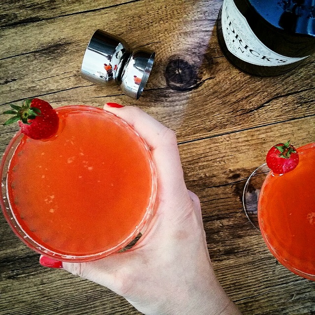 Cocktail "Fraise Sauvage", gin et champagne – Copyright © Gratinez