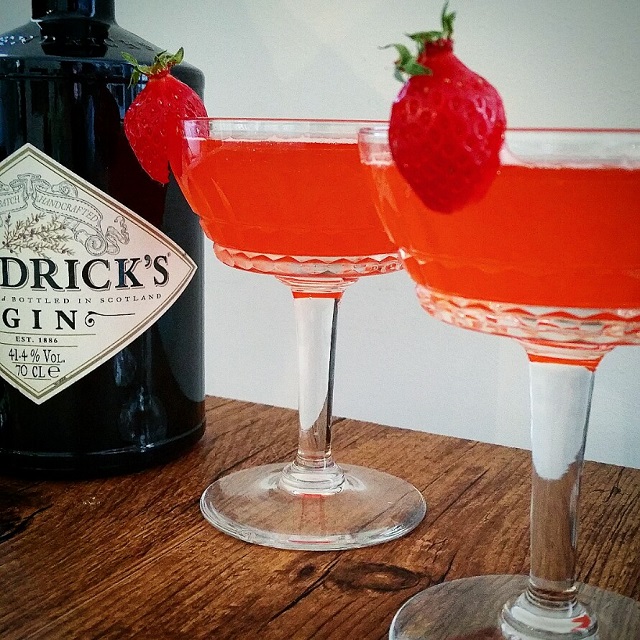 Cocktail "Fraise Sauvage", gin et champagne – Copyright © Gratinez