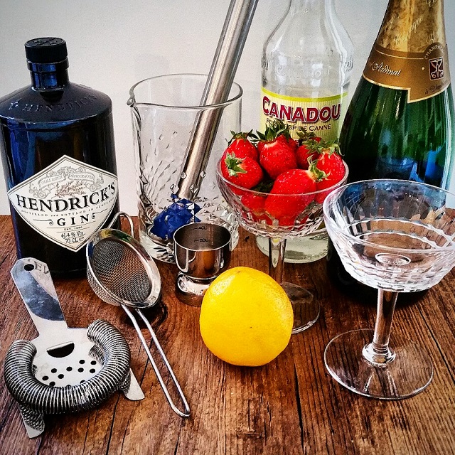 Cocktail "Fraise Sauvage", gin et champagne – Copyright © Gratinez