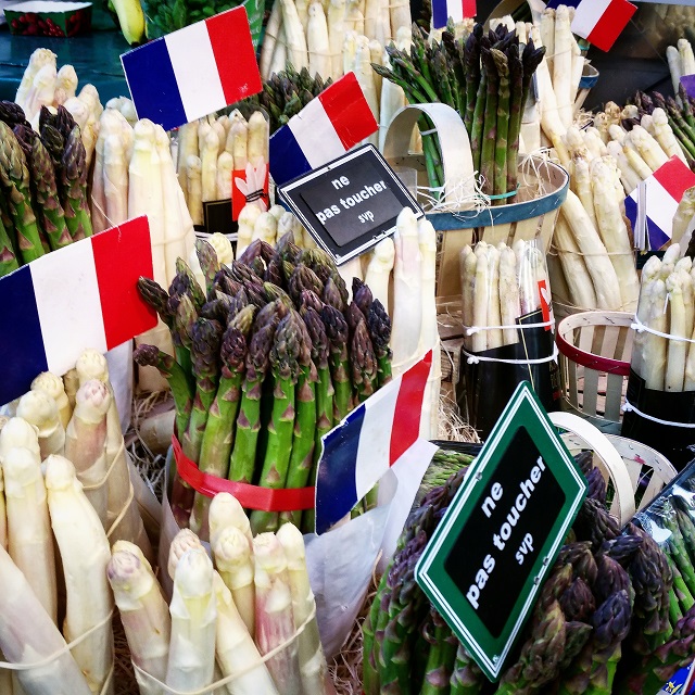 Les magnifiques asperges dénichées sur notre marché – Copyright © Gratinez