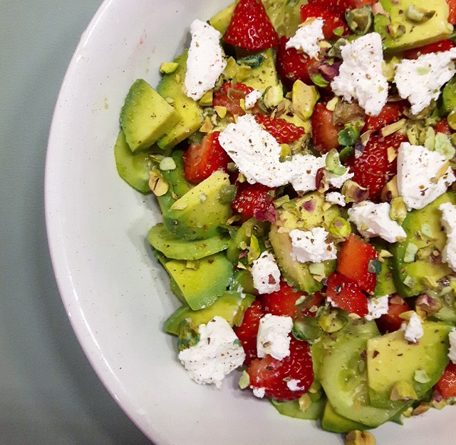 Salade de fraises, avocat et fromage frais – Copyright © Gratinez