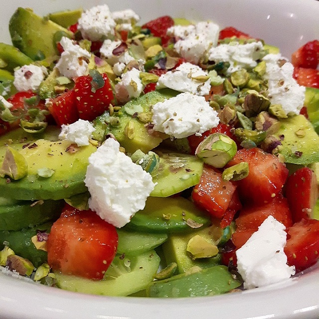 Salade de fraises, avocat et fromage frais – Copyright © Gratinez