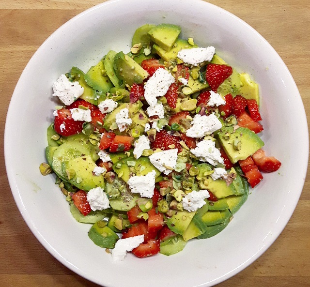 Salade de fraises, avocat et fromage frais – Copyright © Gratinez