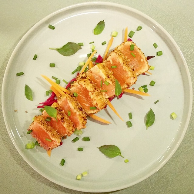 Tataki de saumon et chou rouge en pickles – Copyright © Gratinez