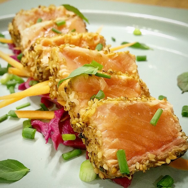 Tataki de saumon et chou rouge en pickles – Copyright © Gratinez