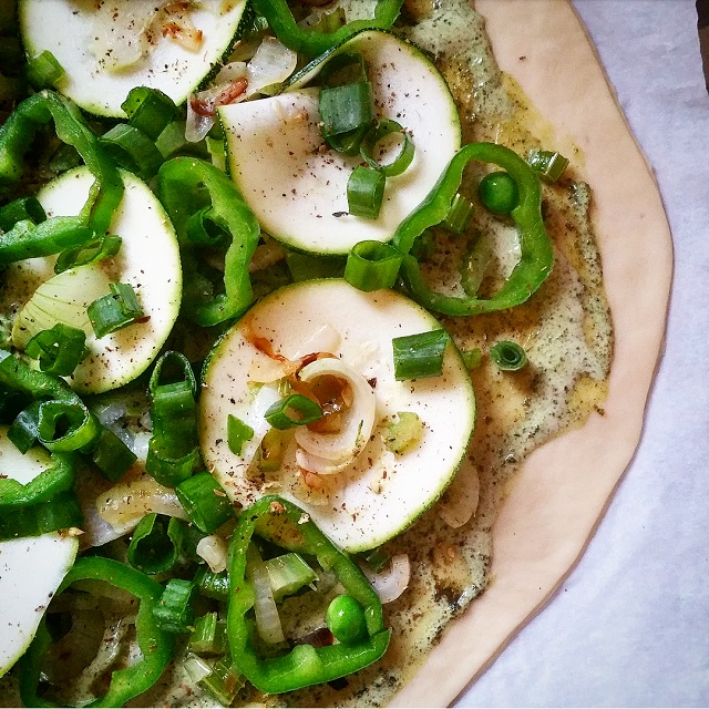 Pizza verte de printemps, avant cuisson – Copyright © Gratinez