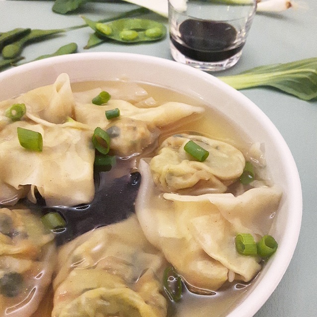 Soupe de raviolis wontons au chou pak choï et gingembre – Copyright © Gratinez