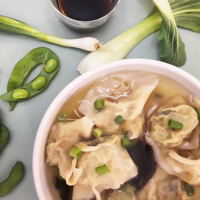 Soupe de raviolis wontons au chou pak choï et gingembre – Copyright © Gratinez