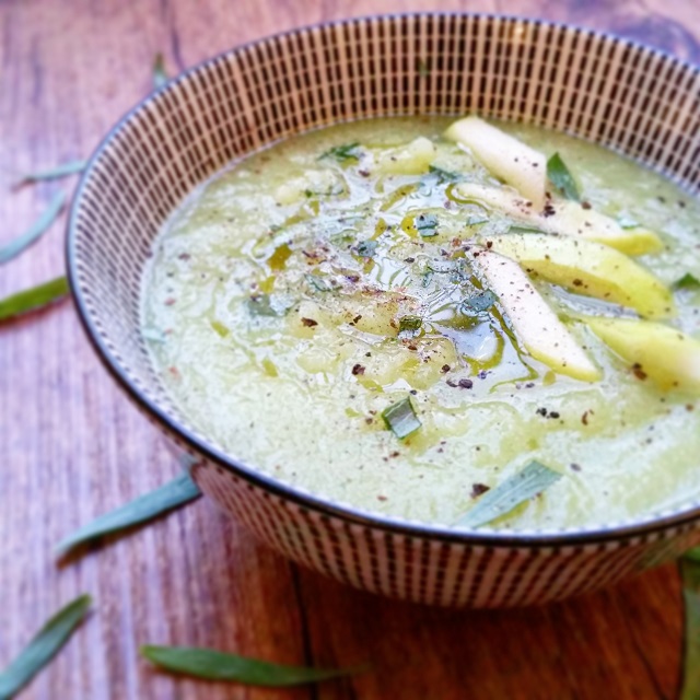 Soupe froide de concombres, pommes et wasabi – Copyright © Gratinez