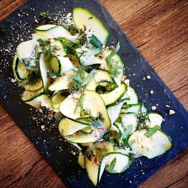 Tagliatelles de courgettes en salade, noisettes, estragon et aneth – Copyright © Gratinez