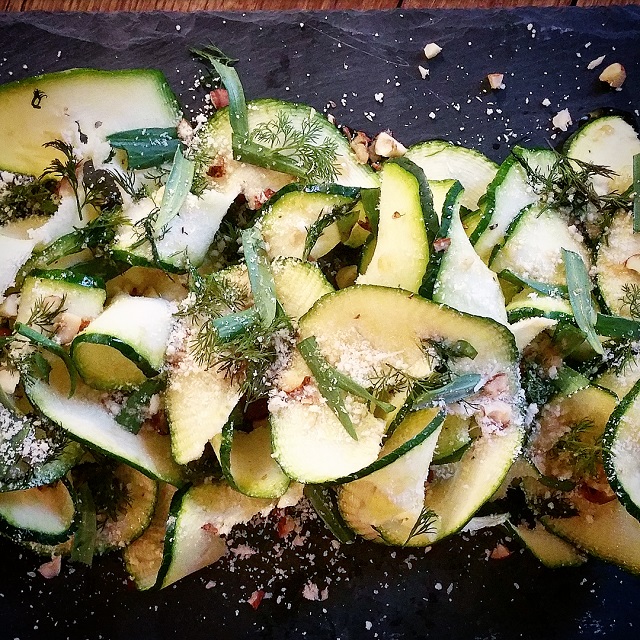 Tagliatelles de courgettes en salade, noisettes, estragon et aneth – Copyright © Gratinez