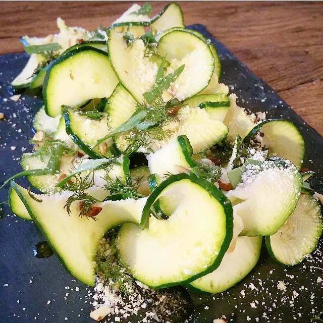 Tagliatelles de courgettes en salade, noisettes, estragon et aneth – Copyright © Gratinez