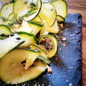 Tagliatelles de courgettes en salade, noisettes, estragon et aneth – Copyright © Gratinez