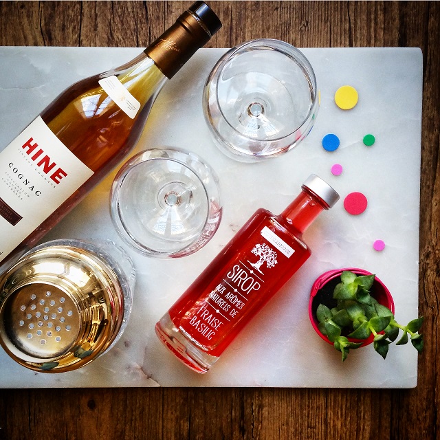 Cocktail Ibérie, sur une base de cognac et sirop de fraise – Copyright © Gratinez