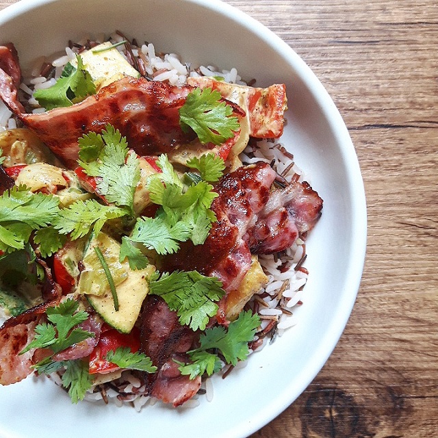 Curry de légumes, riz sauvage et poitrine grillée – Copyright © Gratinez