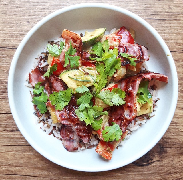 Curry de légumes, riz sauvage et poitrine grillée – Copyright © Gratinez