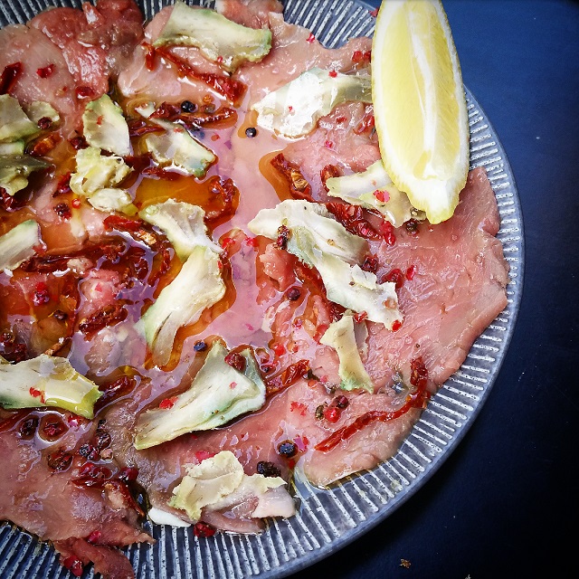 Carpaccio de veau, artichauts, tomates séchées – Copyright © Gratinez