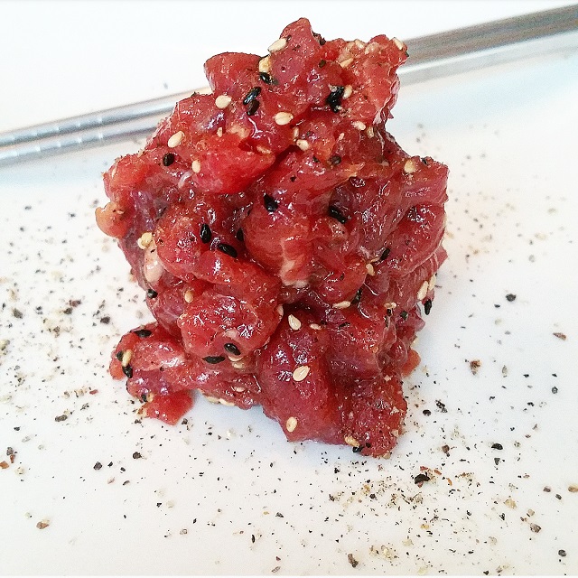 Tartare de boeuf du Limousin, sauce soja, huile de sésame, graines de sésame, poivre – Copyright © Gratinez