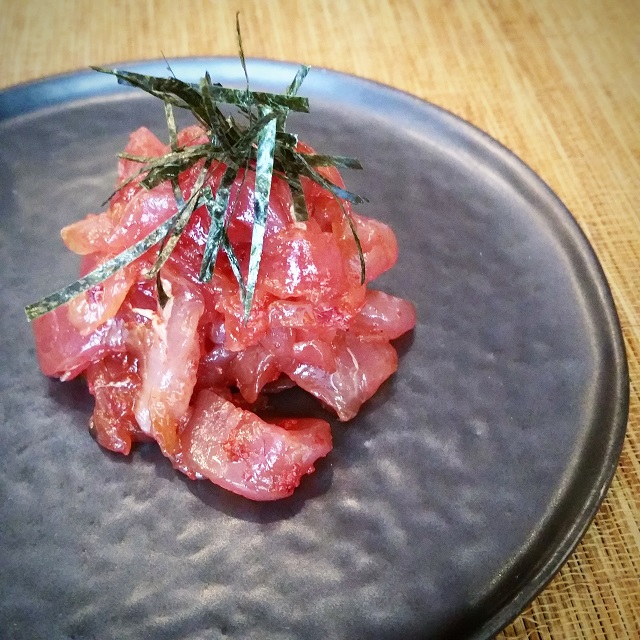 Tartare de thon, sauce soja, poudre de piment coréen, algues – Copyright © Gratinez